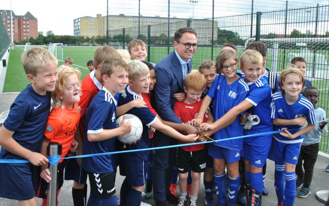 Så blev kunstgræsbanerne indviet